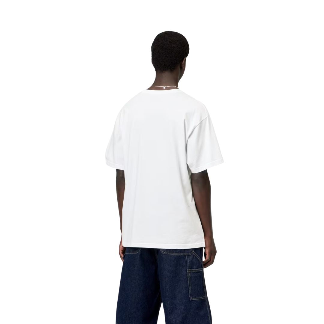Carhartt WIP S/S Madison T-Shirt white/black, vista trasera sobre modelo con pantalón vaquero carpintero, mostrando la anchura de los hombros y el largo de manga corta.