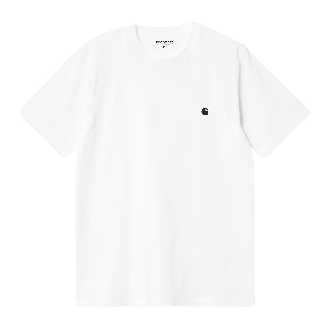 Carhartt WIP S/S Madison T-Shirt white/black en plano frontal, mostrando el logotipo "C" bordado en negro sobre el pecho y la etiqueta interior de cuello Carhartt WIP.
