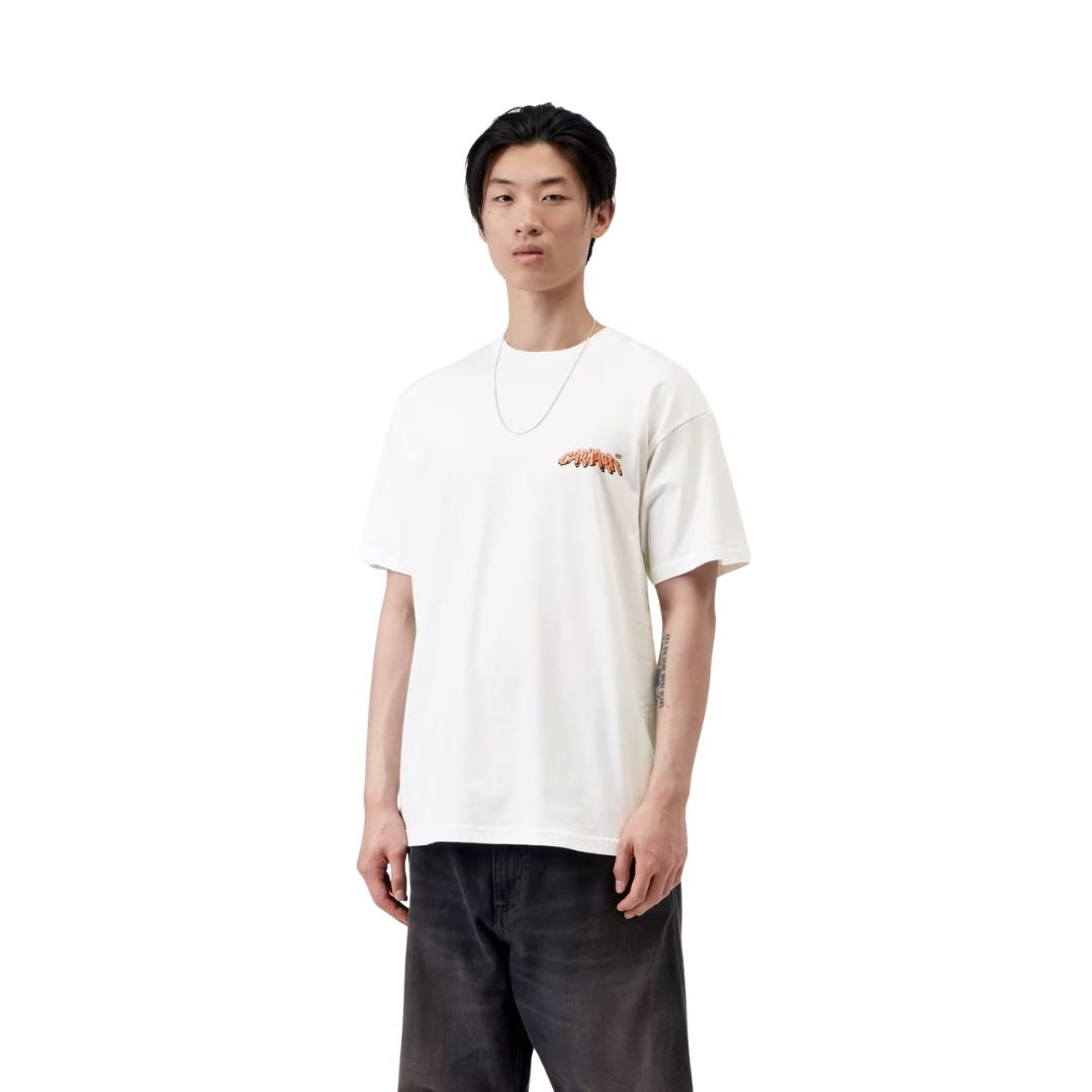 Carhartt WIP S/S Wiptopia II T-Shirt en blanco, vista frontal sobre modelo, logotipo Carhartt en lettering bubble naranja en el pecho y corte holgado visible.