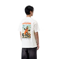Camiseta Carhartt WIP S/S Wiptopia II en blanco, vista trasera sobre modelo (parte superior), con gráfico Wiptopia II estilo póster de ciencia ficción en la espalda.