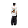 Carhartt WIP S/S Wiptopia II T-Shirt blanca, vista trasera de cuerpo entero sobre modelo, gráfico Wiptopia II visible en espalda con silueta holgada de la prenda.