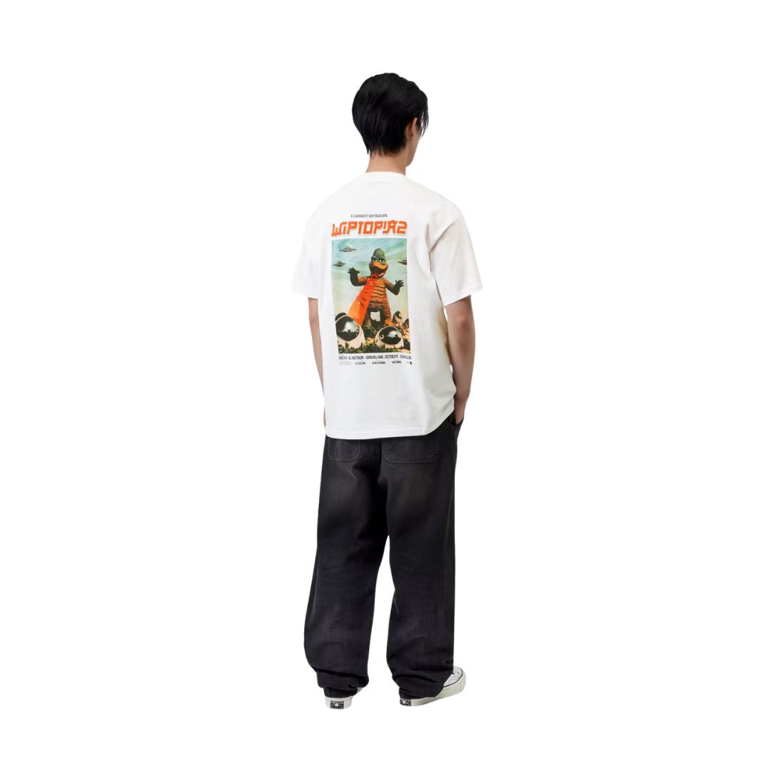 Carhartt WIP S/S Wiptopia II T-Shirt blanca, vista trasera de cuerpo entero sobre modelo, gráfico Wiptopia II visible en espalda con silueta holgada de la prenda.