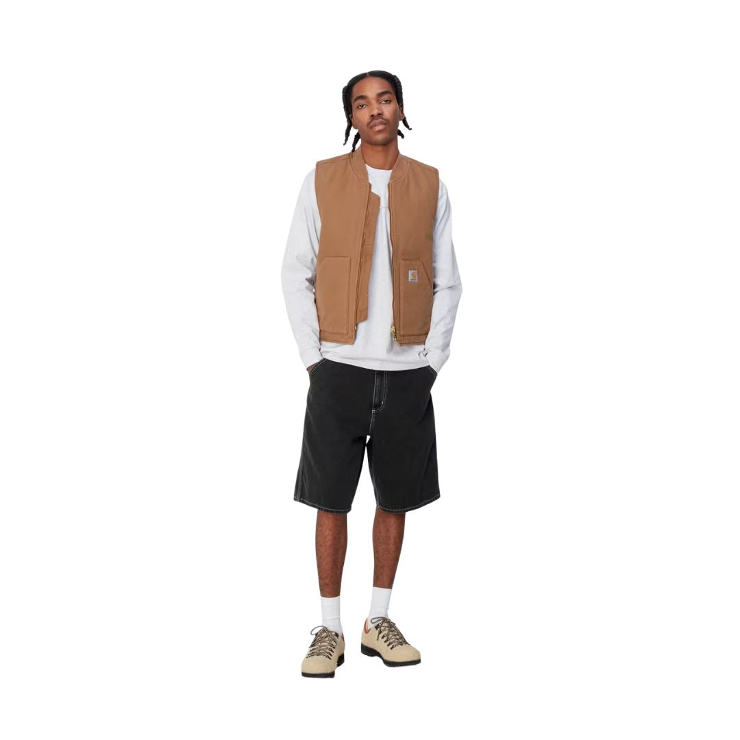 Pantalón corto Carhartt WIP Simple Short en denim negro black heavy stone wash, vista frontal en modelo.