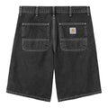 Detalle trasero del pantalón corto Carhartt WIP Simple Short en denim negro black heavy stone wash.