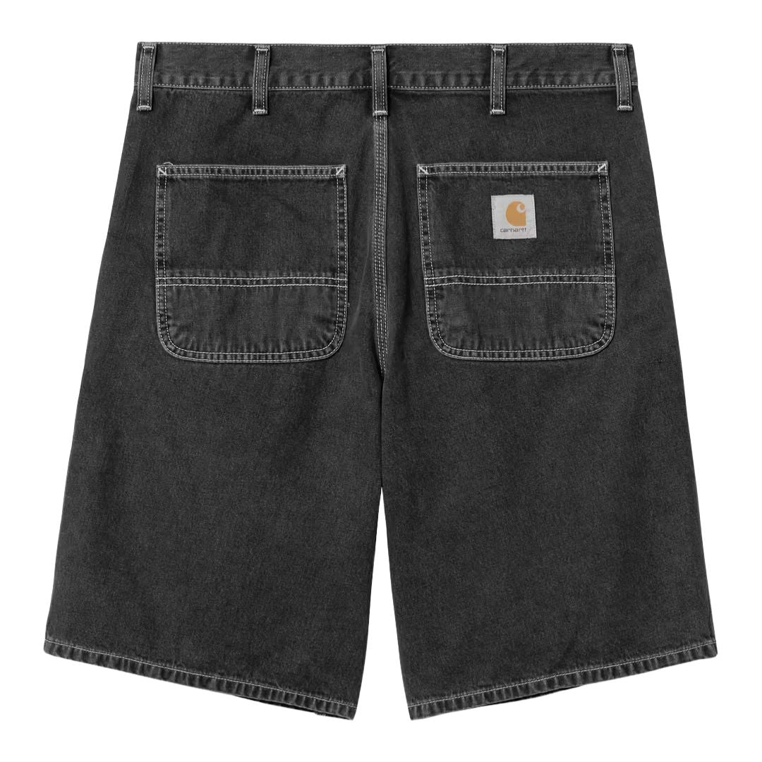 Detalle trasero del pantalón corto Carhartt WIP Simple Short en denim negro black heavy stone wash.