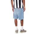 Pantalón corto Carhartt WIP Simple Short en denim azul claro blue light true washed, vista trasera en modelo.
