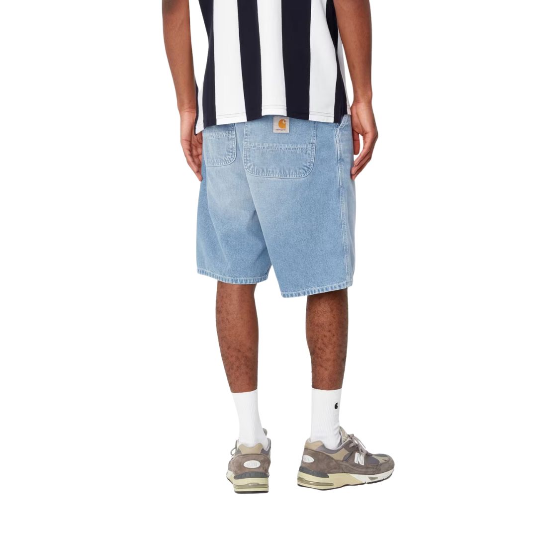 Pantalón corto Carhartt WIP Simple Short en denim azul claro blue light true washed, vista trasera en modelo.