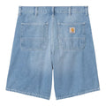 Pantalón corto Carhartt WIP Simple Short en denim azul claro blue light true washed, vista trasera con bolsillos y etiqueta.