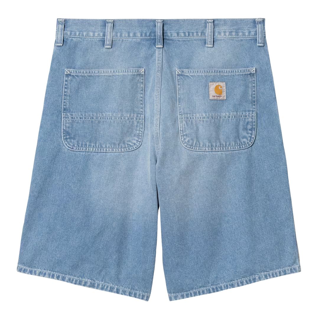 Pantalón corto Carhartt WIP Simple Short en denim azul claro blue light true washed, vista trasera con bolsillos y etiqueta.