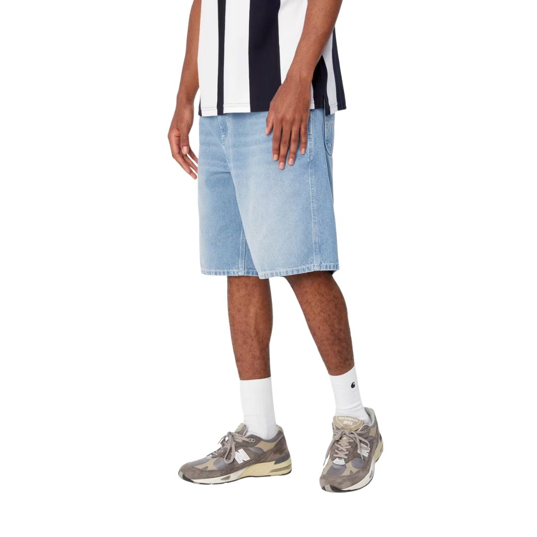 Pantalón corto Carhartt WIP Simple Short en denim azul claro blue light true washed, vista lateral en modelo.