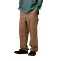 Hombre con el Pantalón Carhartt WIP Single Knee Pant Marrón Hamilton lateral