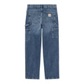 Vista trasera plana del pantalón Carhartt WIP Single Knee Pant en Blue Stone Washed, mostrando bolsillos traseros con parche de piel Carhartt y refuerzos de doble costura.
