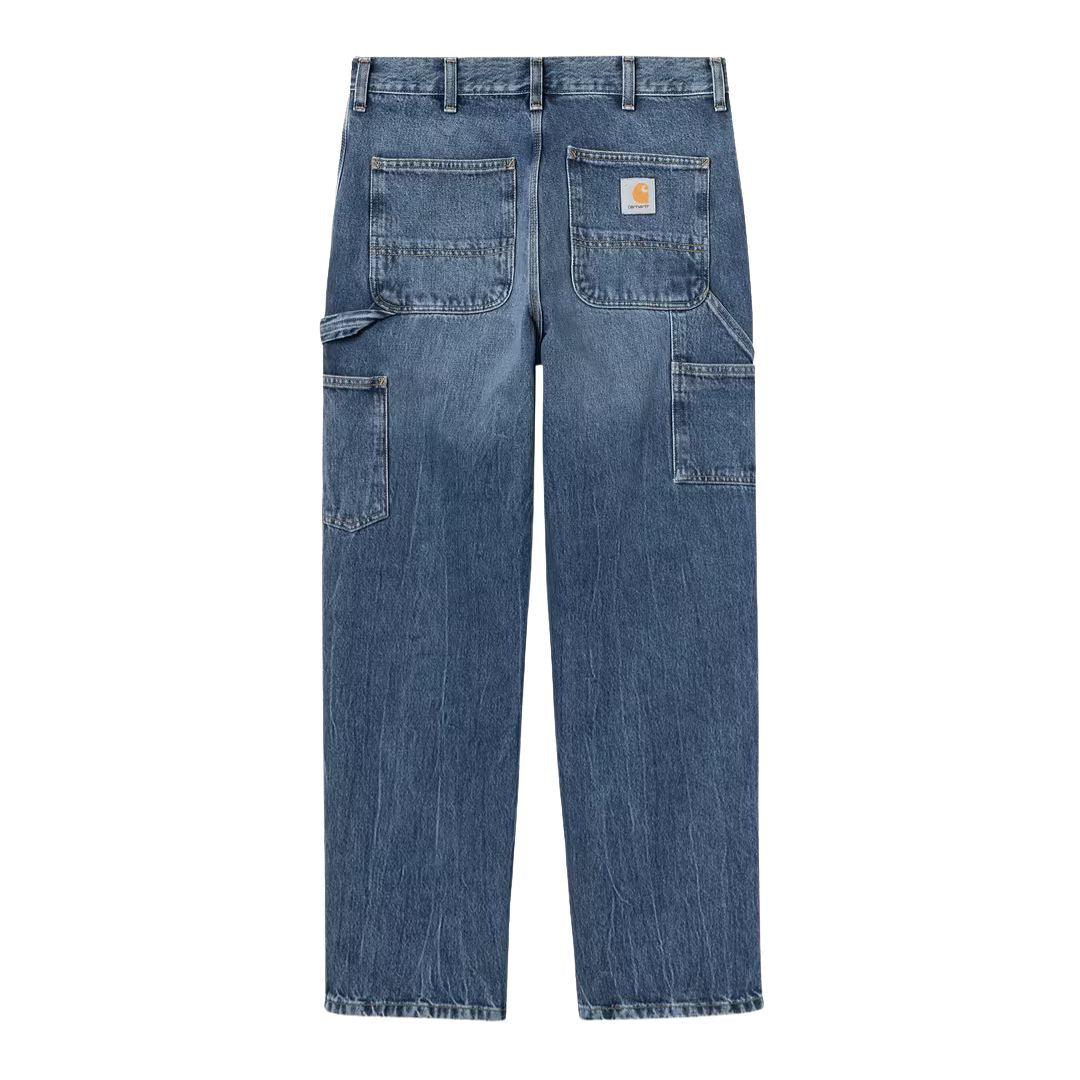 Vista trasera plana del pantalón Carhartt WIP Single Knee Pant en Blue Stone Washed, mostrando bolsillos traseros con parche de piel Carhartt y refuerzos de doble costura.