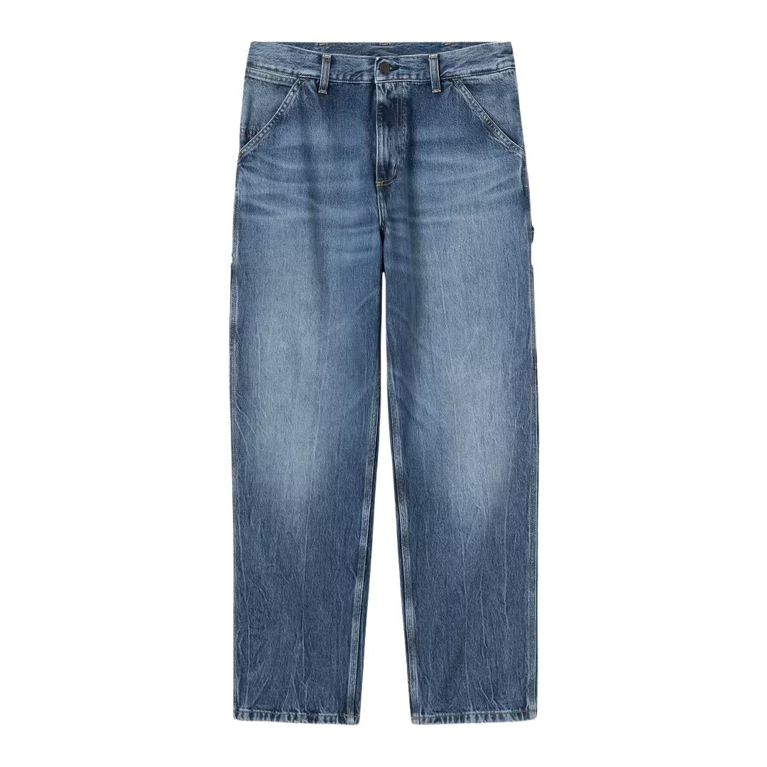 Pantalón Carhartt WIP Single Knee Pant en denim Blue Stone Washed vista frontal plana, con corte recto, bolsillos delanteros diagonales y presilla para herramientas lateral.