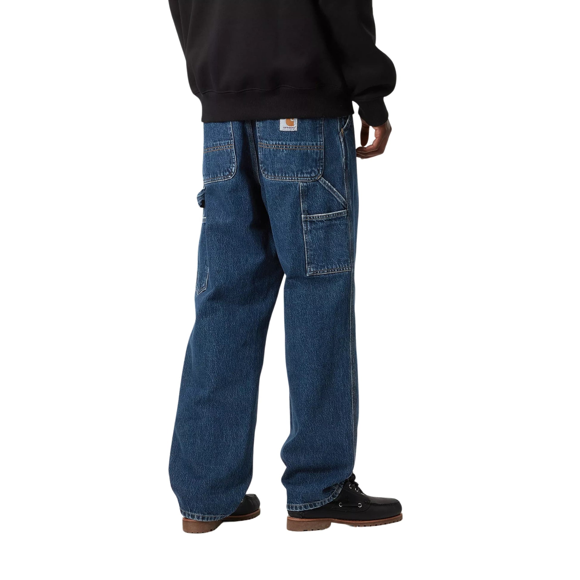 Hombre con el Pantalón Carhartt WIP Single Knee Pant Azul Piedra lavada espalda