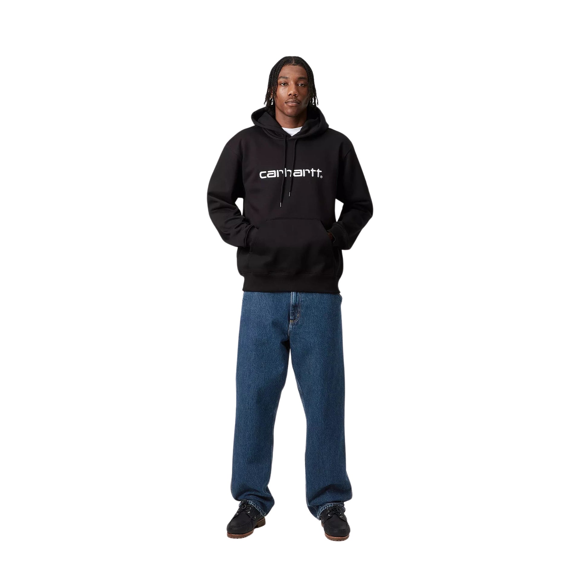 Hombre con el Pantalón Carhartt WIP Single Knee Pant Azul Piedra lavada y sudadera negra