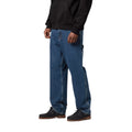 Hombre con el Pantalón Carhartt WIP Single Knee Pant Azul Piedra lavada lateral