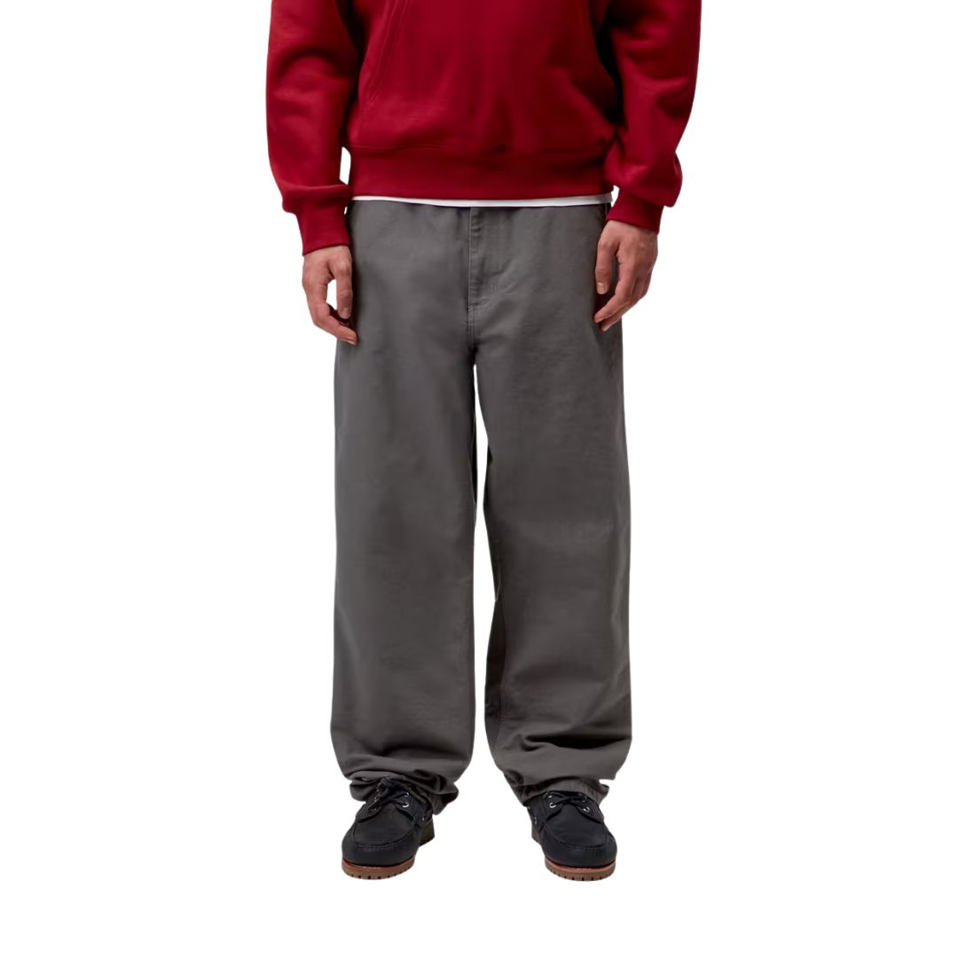 Primer plano frontal del pantalón Carhartt WIP Single Knee color graphite rinsed mostrando perneras rectas.