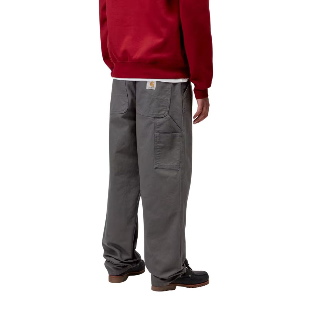 Vista trasera del pantalón Carhartt WIP Single Knee color graphite rinsed con bolsillos tipo utility.