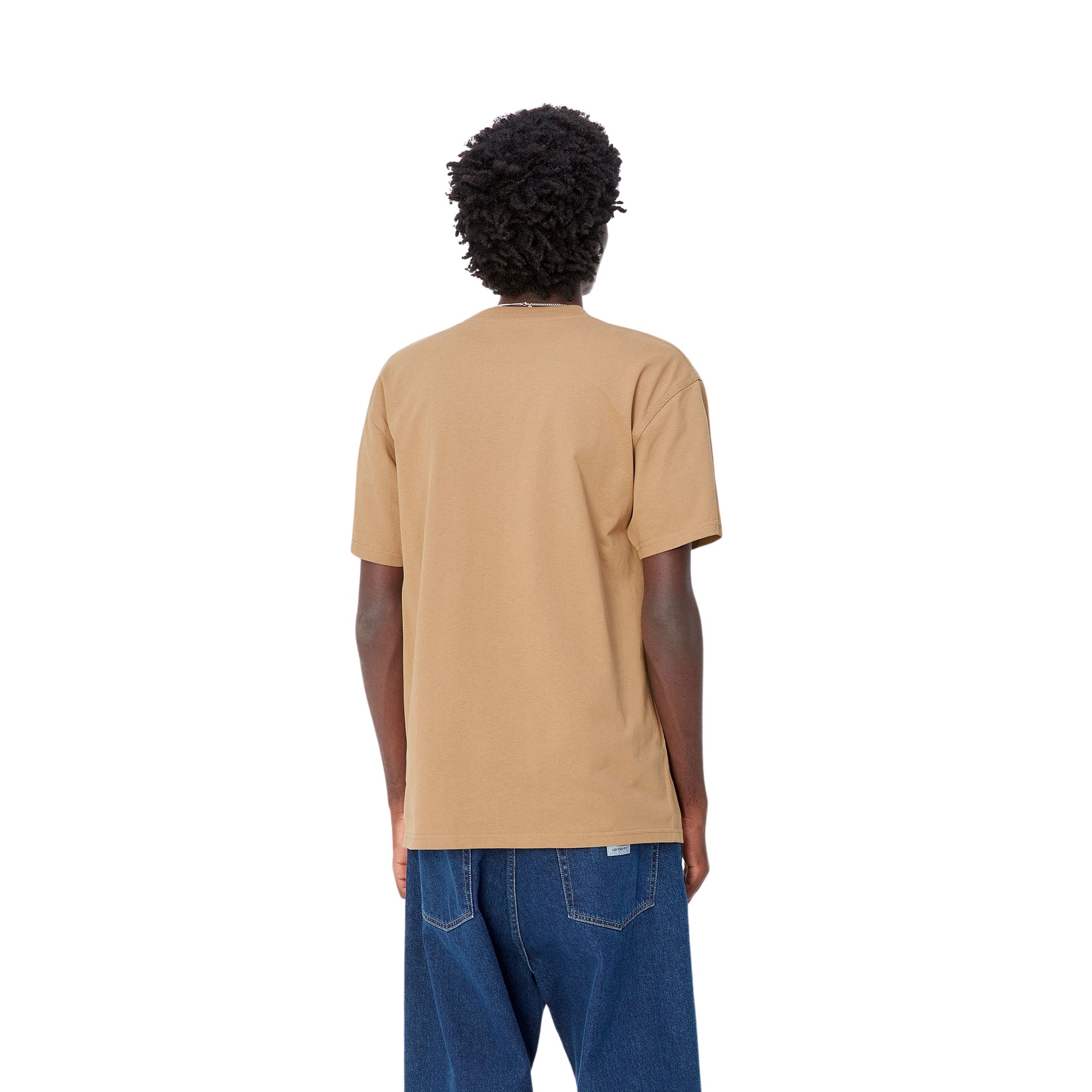 Hombre con la camiseta básica de manga corta Carhartt WIP S/S American Script T-Shirt color Cacahuete espalda