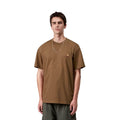 Modelo vistiendo camiseta Carhartt WIP S/S American Script T-Shirt color Hamilton Brown plano medio frontal.