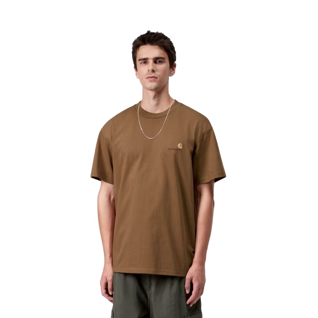 Modelo vistiendo camiseta Carhartt WIP S/S American Script T-Shirt color Hamilton Brown plano medio frontal.