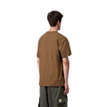 Modelo vistiendo camiseta Carhartt WIP S/S American Script T-Shirt color Hamilton Brown vista trasera completa.