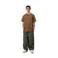 Modelo vistiendo camiseta Carhartt WIP S/S American Script T-Shirt color Hamilton Brown vista frontal completa.