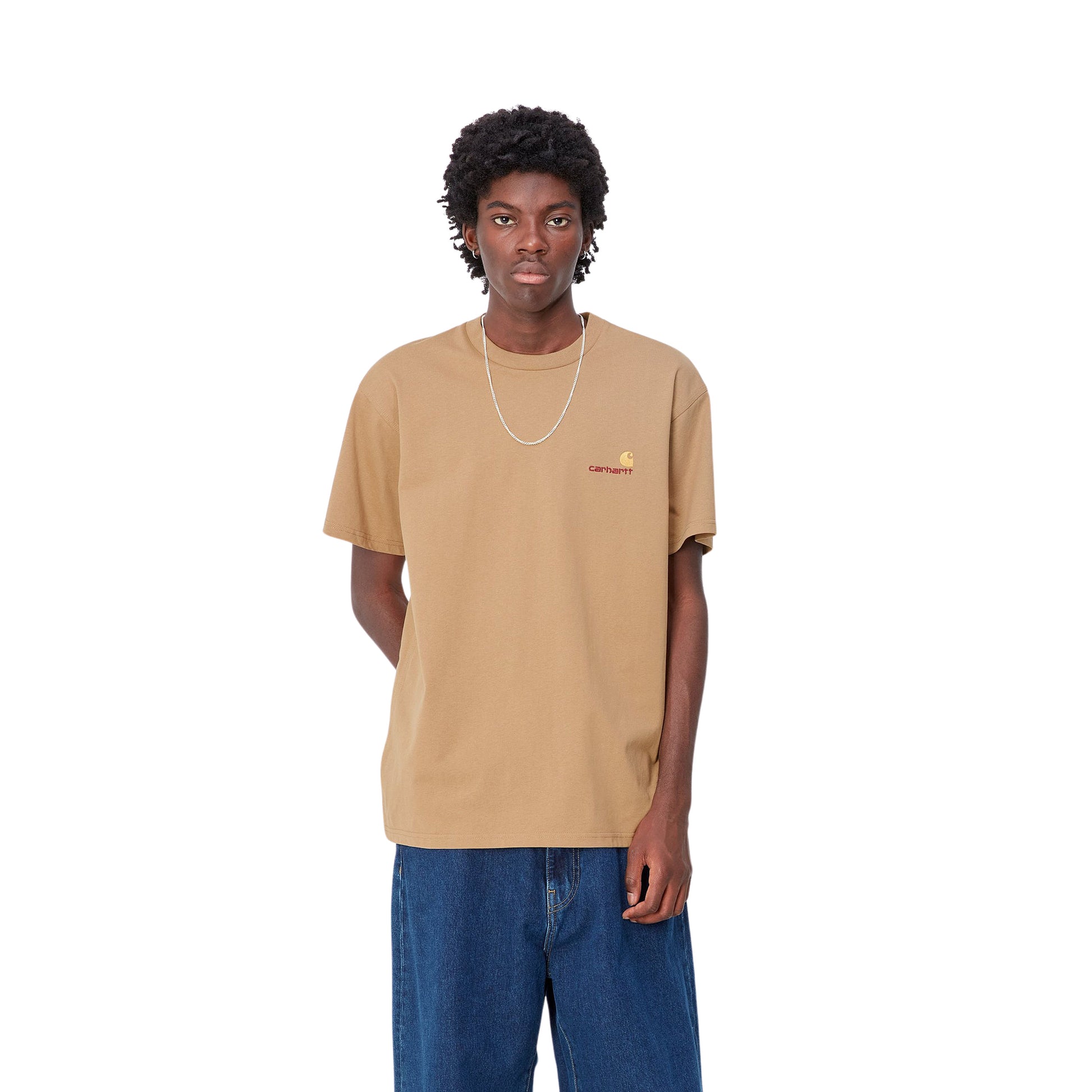 Hombre con la camiseta básica de manga corta Carhartt WIP S/S American Script T-Shirt color Cacahuete