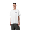 Camiseta Carhartt WIP S/S Arch Script en blanco y azul marino, vista frontal sobre modelo, con logo bordado Arch Script en el pecho y cuello redondo de corte loose.