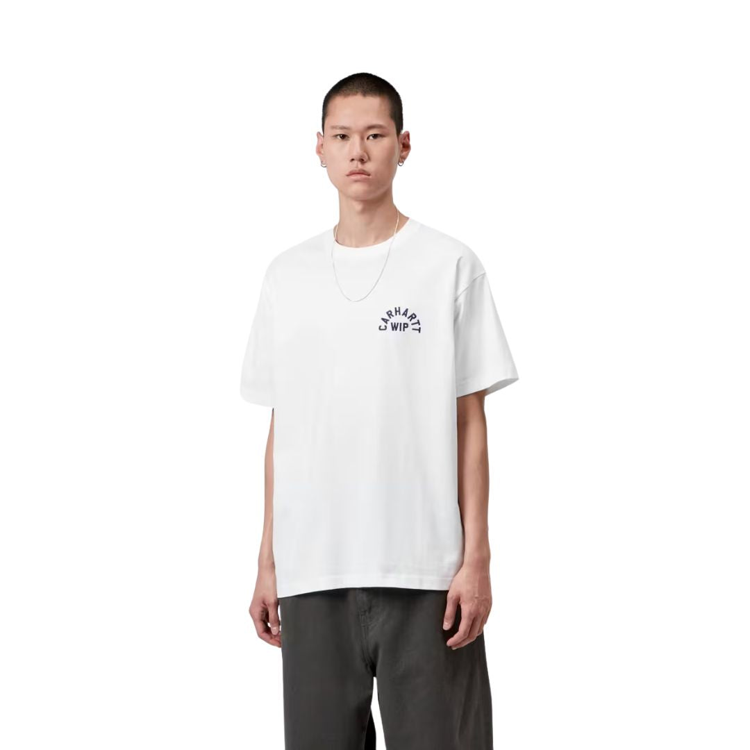 Camiseta Carhartt WIP S/S Arch Script en blanco y azul marino, vista frontal sobre modelo, con logo bordado Arch Script en el pecho y cuello redondo de corte loose.