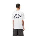 Camiseta Carhartt WIP S/S Arch Script blanca con detalles en azul marino, vista trasera sobre modelo, mostrando el gráfico bordado a gran escala en la espalda.