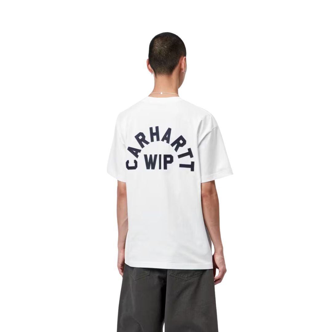 Camiseta Carhartt WIP S/S Arch Script blanca con detalles en azul marino, vista trasera sobre modelo, mostrando el gráfico bordado a gran escala en la espalda.