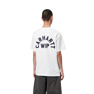 Camiseta Carhartt WIP S/S Arch Script blanca con detalles en azul marino, vista trasera sobre modelo, mostrando el gráfico bordado a gran escala en la espalda.