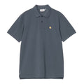 Polo Carhartt WIP Chase Piqué en color azul grisáceo con logo bordado dorado en el pecho, vista frontal.