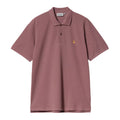 Polo Carhartt WIP S/S Chase Pique rosa con el logo bordado en dorado