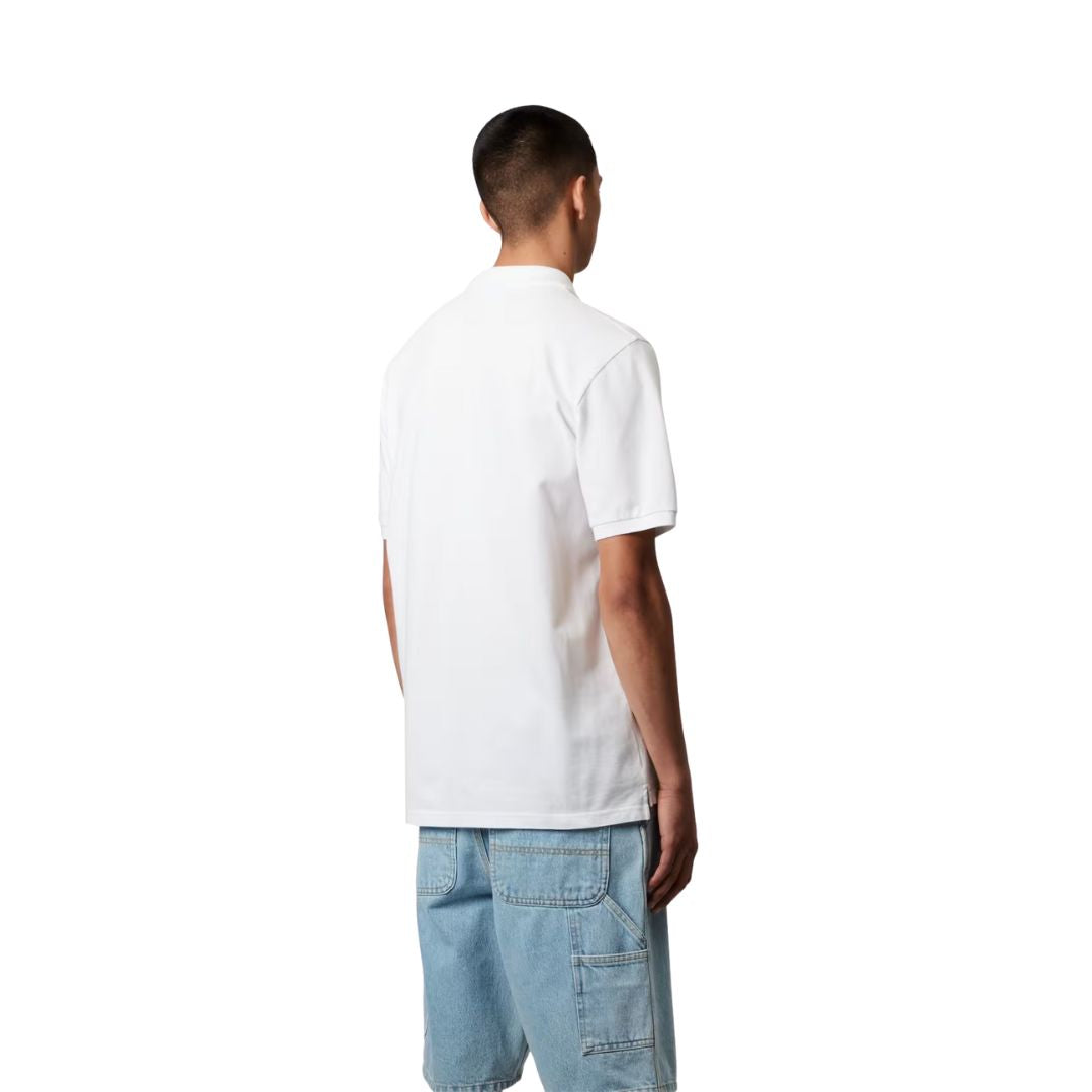 Polo Carhartt WIP Chase Piqué de manga corta en color blanco con logo bordado dorado, vista trasera sobre modelo.