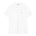 Polo Carhartt WIP Chase Piqué en color blanco con logo bordado dorado en el pecho, vista frontal.