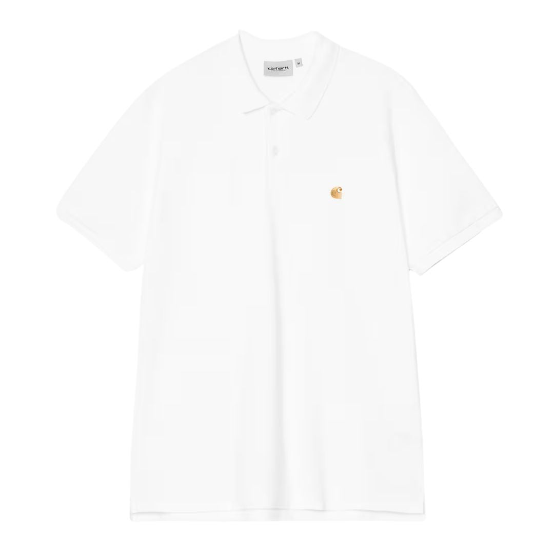 Polo Carhartt WIP Chase Piqué en color blanco con logo bordado dorado en el pecho, vista frontal.