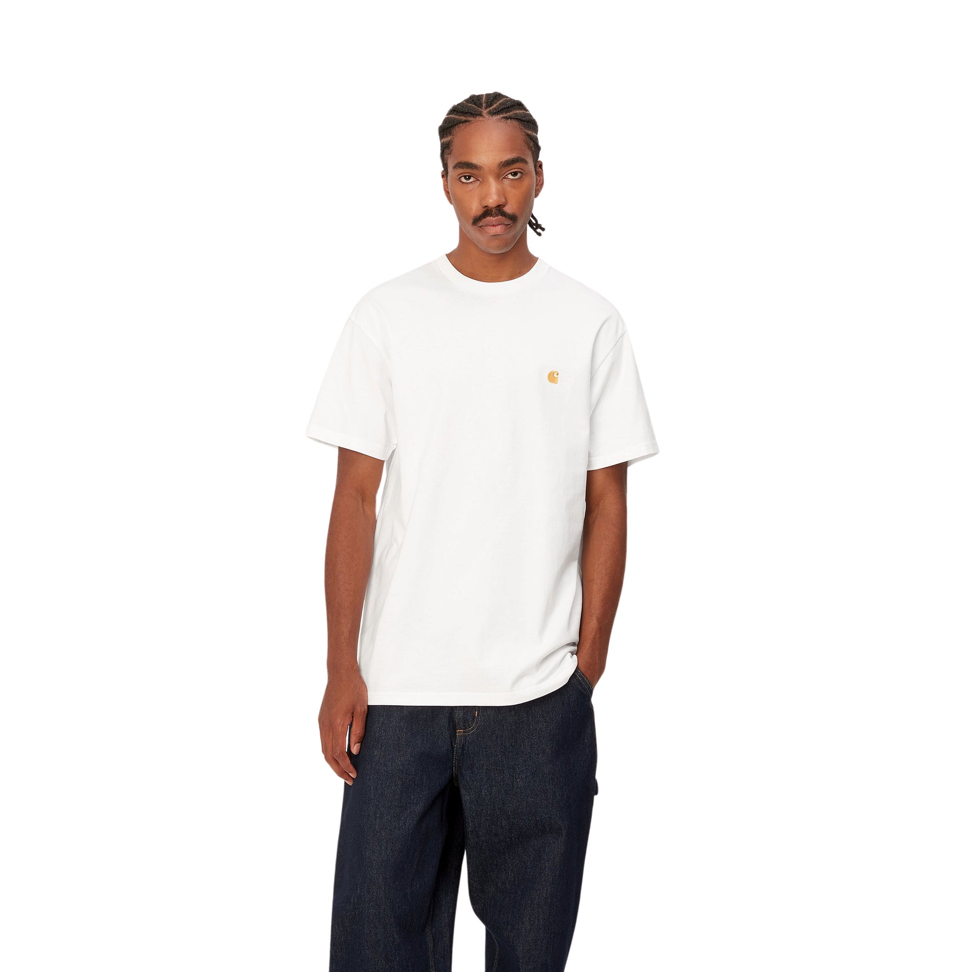 Hombre con la Camiseta básica de manga corta Carhartt WIP S/S Chase T-Shirt Blanca con el logo Carhartt bordado en dorado en el pecho