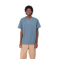 Hombre con la Camiseta básica de manga corta Carhartt WIP S/S Chase T-Shirt Azul con el logo Carhartt bordado en dorado en el pecho