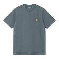 Camiseta Carhartt WIP Chase de manga corta en color azul grisáceo y logo Carharttdorado vista frontal.

