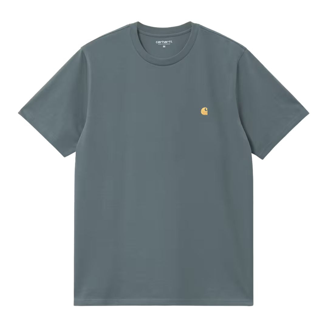 Camiseta Carhartt WIP Chase de manga corta en color azul grisáceo y logo Carharttdorado vista frontal.
