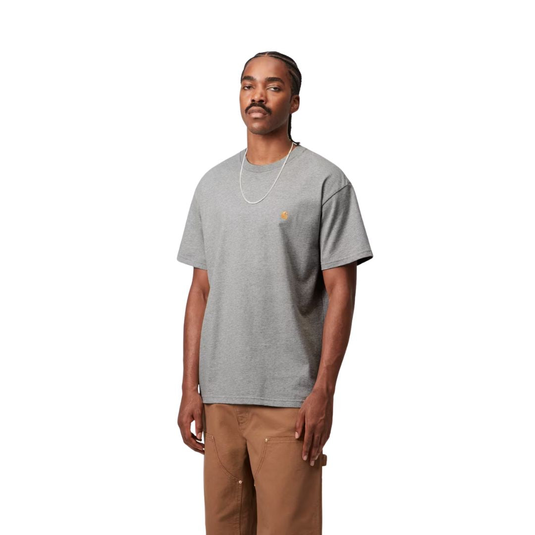 Carhartt WIP Chase T-Shirt gris jaspeado, vista en tres cuartos sobre modelo masculino, logo C bordado en oro en el pecho izquierdo y cuello redondo.