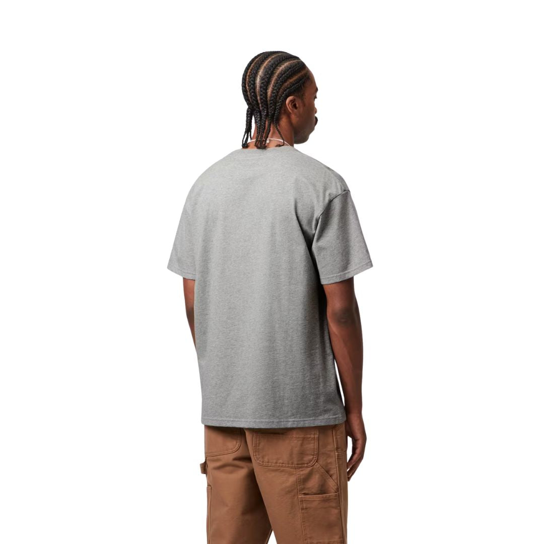 Camiseta Carhartt WIP Chase T-Shirt en gris jaspeado, vista trasera sobre modelo masculino, tejido liso sin estampado y manga corta con dobladillo sencillo.