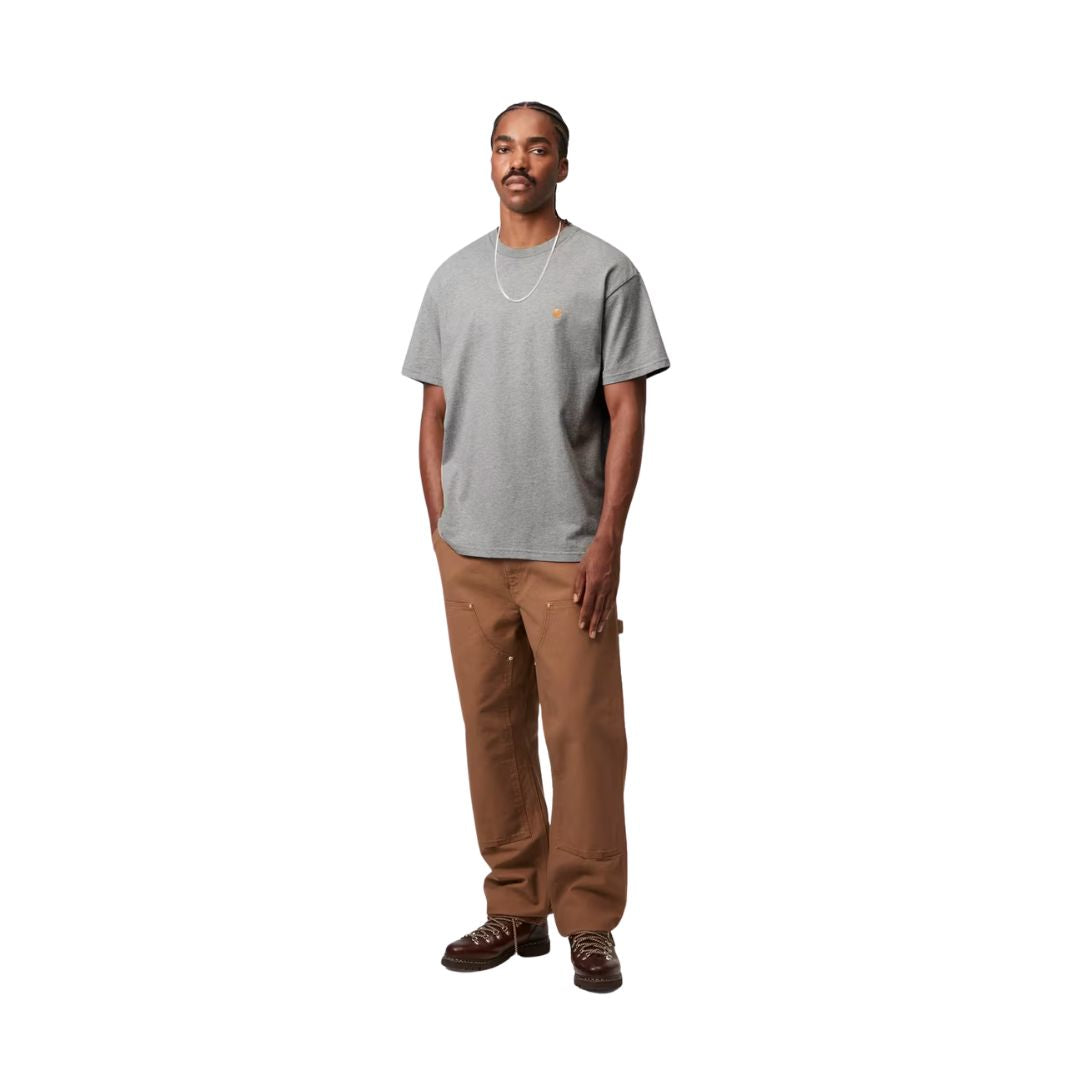 Carhartt WIP Chase T-Shirt gris jaspeado, vista frontal completa sobre modelo, logo bordado dorado en el pecho izquierdo, combinada con pantalón cargo marrón.