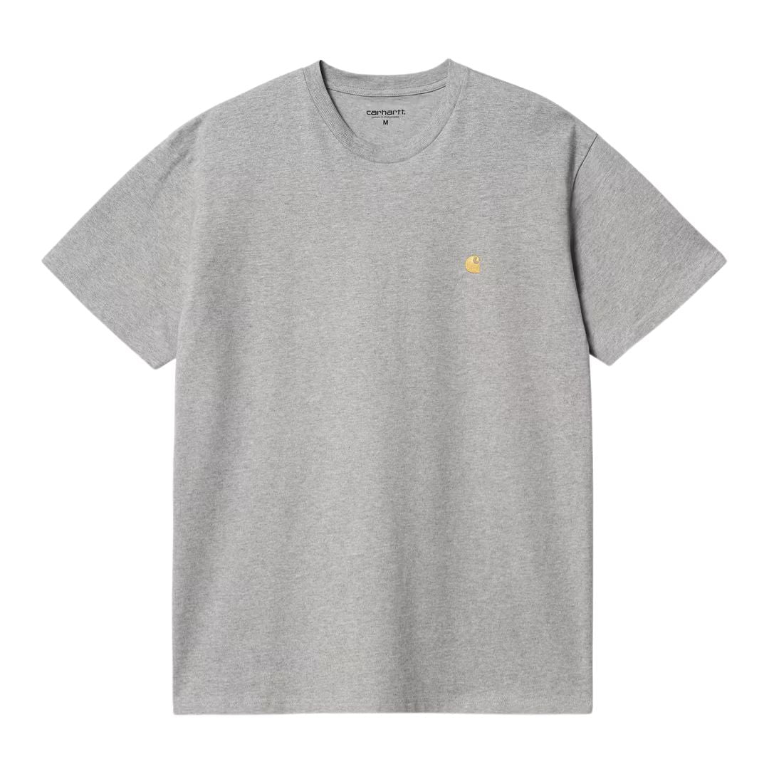 Camiseta Carhartt WIP Chase en gris jaspeado, vista frontal plana, con bordado del logo C en dorado sobre el pecho izquierdo y etiqueta interior visible en el cuello.
