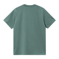 Espalda de la Camiseta básica de manga corta Carhartt WIP S/S Chase T-Shirt Verde plateado con el logo Carhartt bordado en dorado en el pecho