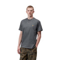Carhartt WIP S/S Chase T-Shirt en color styx con detalle dorado, vista frontal sobre modelo masculino. Camiseta de algodón de manga corta en gris pizarra oscuro con cuello redondo y logotipo 