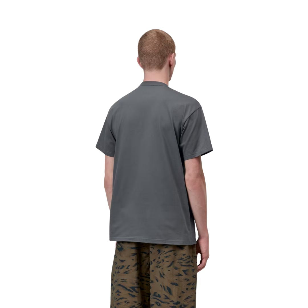 Carhartt WIP S/S Chase T-Shirt en color styx con detalle dorado, vista trasera sobre modelo masculino. Camiseta de algodón peinado de manga corta en gris pizarra oscuro con cuello redondo y espalda lisa sin estampados. Corte loose fit.